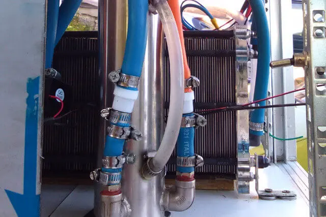 Modre gumi cevke in generator vodika za njimi.