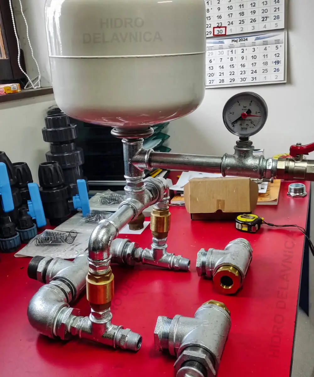 Vodni dvojni oven - ustvarjajmo skupaj. Vodni oven, enostavna dvojna vodna črpalka na rdeči mizi v delavnici.